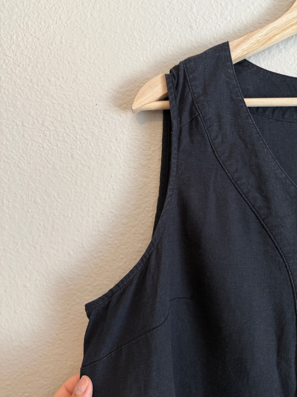 Croft & Barrow Pleated V-Neck Tank Top SZ 1X Black Linen Blend Minimalist Chic - Picture 11 of 15